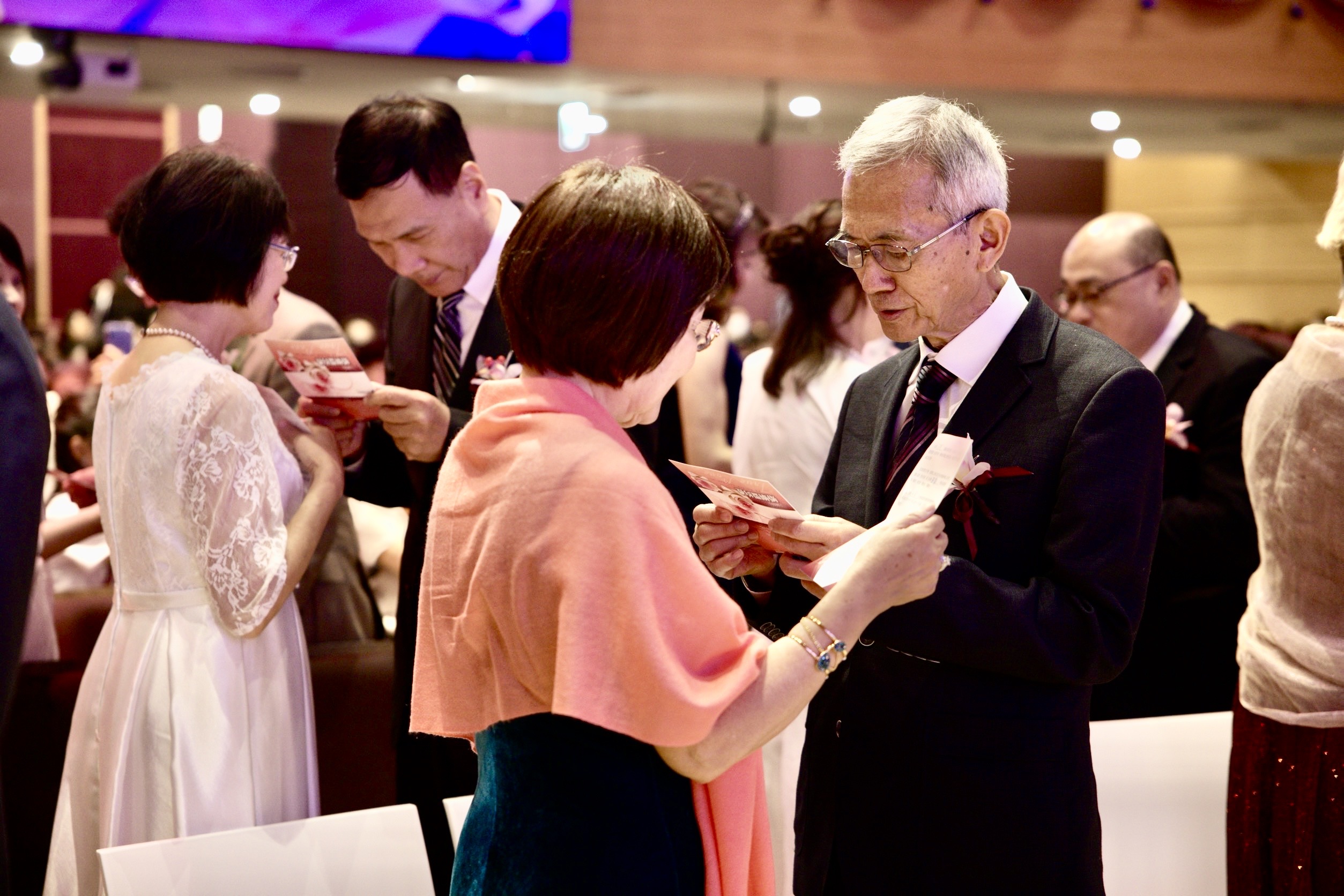 22對夫妻於盟約婚禮中攜手重立婚約，其中金婚夫妻已結婚53年，見證婚姻可以歷久彌堅、愛情可以更新。(夏凱納靈糧堂提供)
